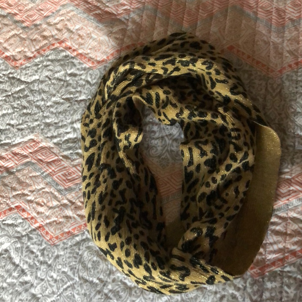 Pretty leopard scarf